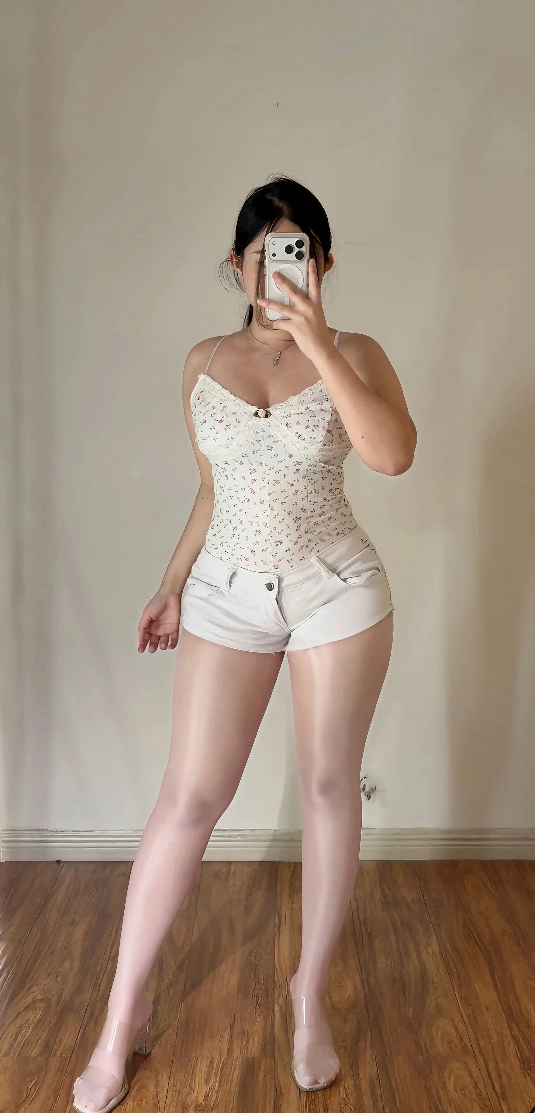 属于梨形女生的温柔穿搭。梨形天菜吊带套装，收腰藏胯，120斤穿柔软不勒...