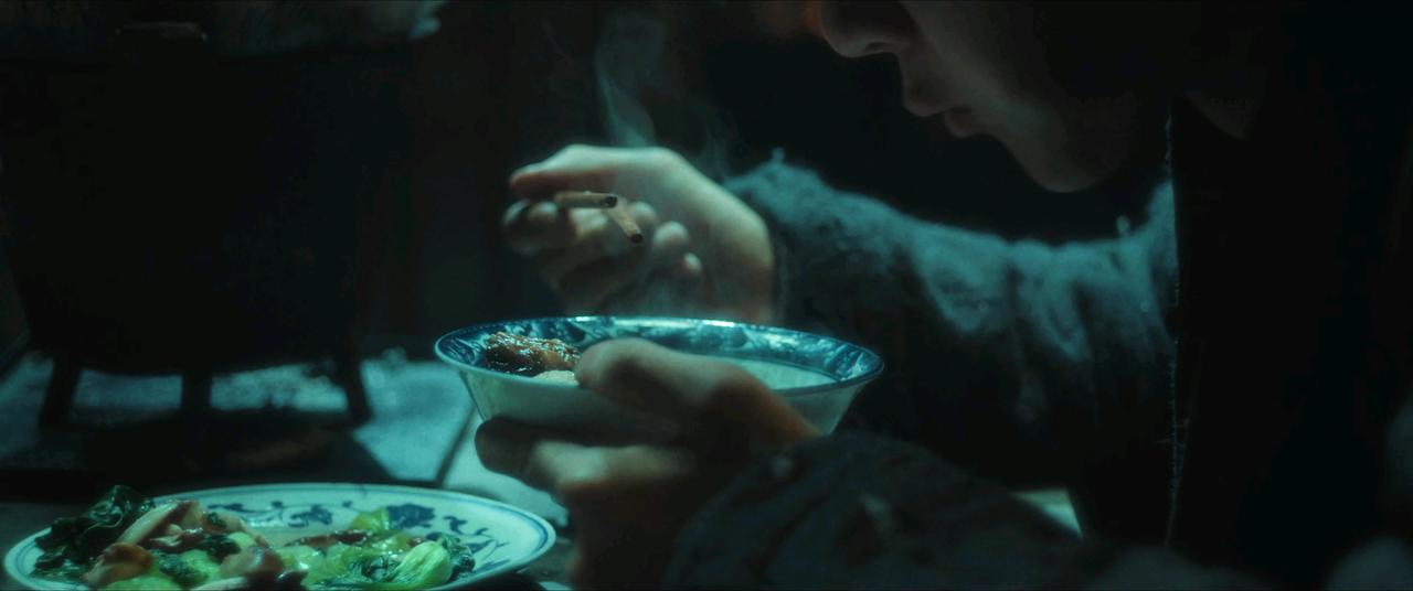 好家伙，民国剧里饭碗和我们家的是同一款。金融菜鸟被关进大牢了，还不忘股市健康发展