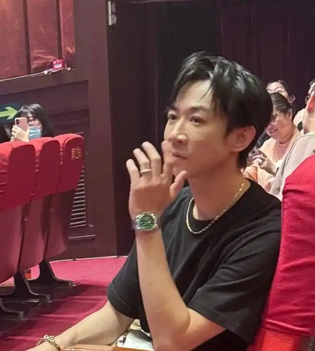 董璇老公张维伊挺喜欢穿金戴银的！ ​​​