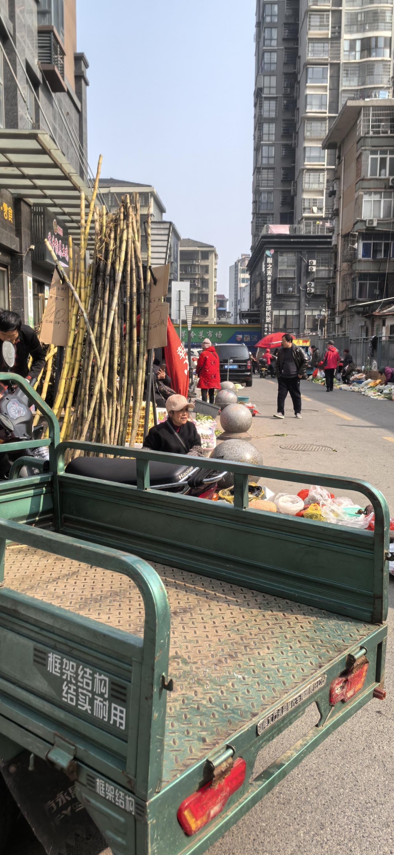 岳阳市岳阳楼区的朋友们，你来过这里吗？听说很远的人都来这里买菜，是因为这里菜便宜