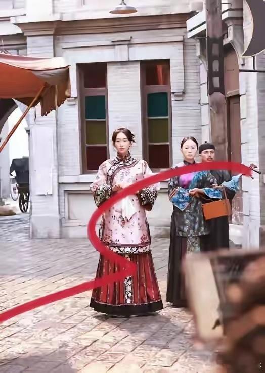 林志玲继引发立场争议，遭到不少内地品牌解约、语音包下架后，近日再度遭杨紫新剧除名