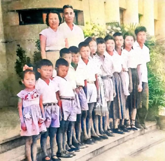 炮兵司令吴信泉不仅打仗厉害，生活也厉害，吴信泉和妻子俞惠如一共养育了12个子女，