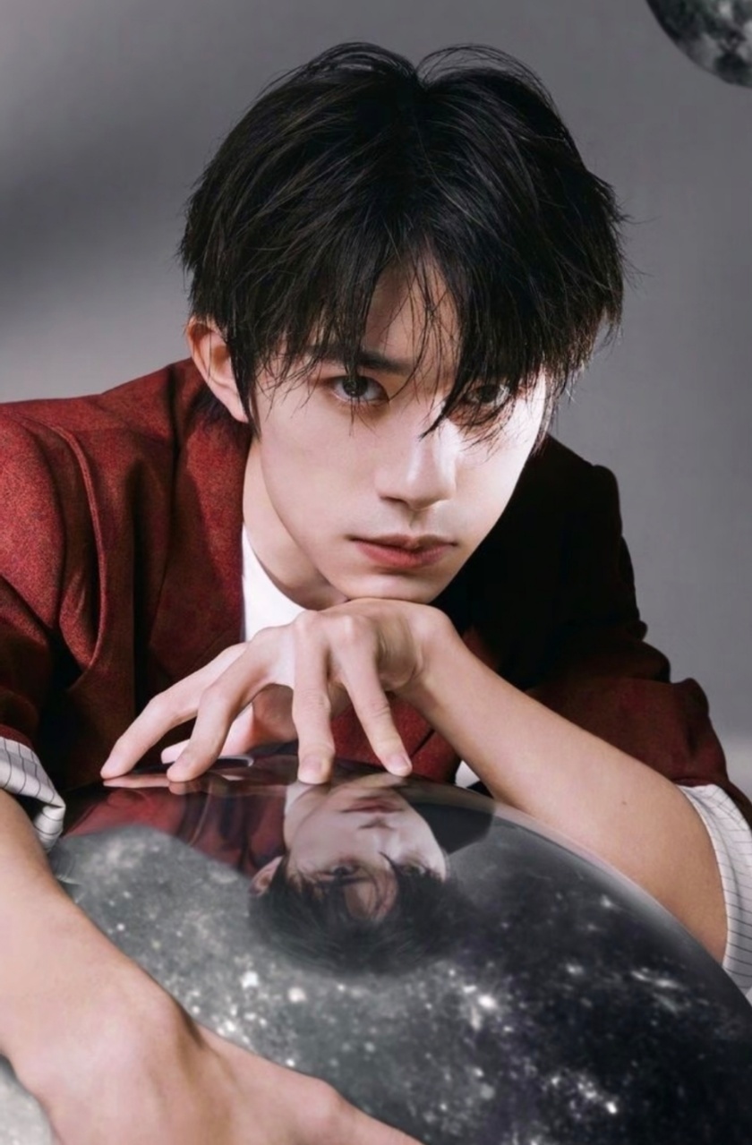 易烊千玺 易烊千玺低眸眼神易烊千玺解锁新体验 易烊千玺这眼神绝了 