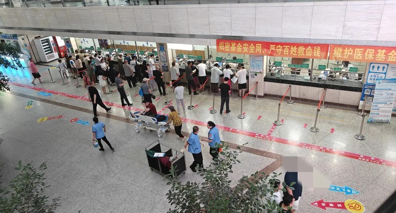 真可惜又一个年轻小伙子脑溢血
才刚去的区医院再次探望脑溢血还不认识人的邻居孙小哥
