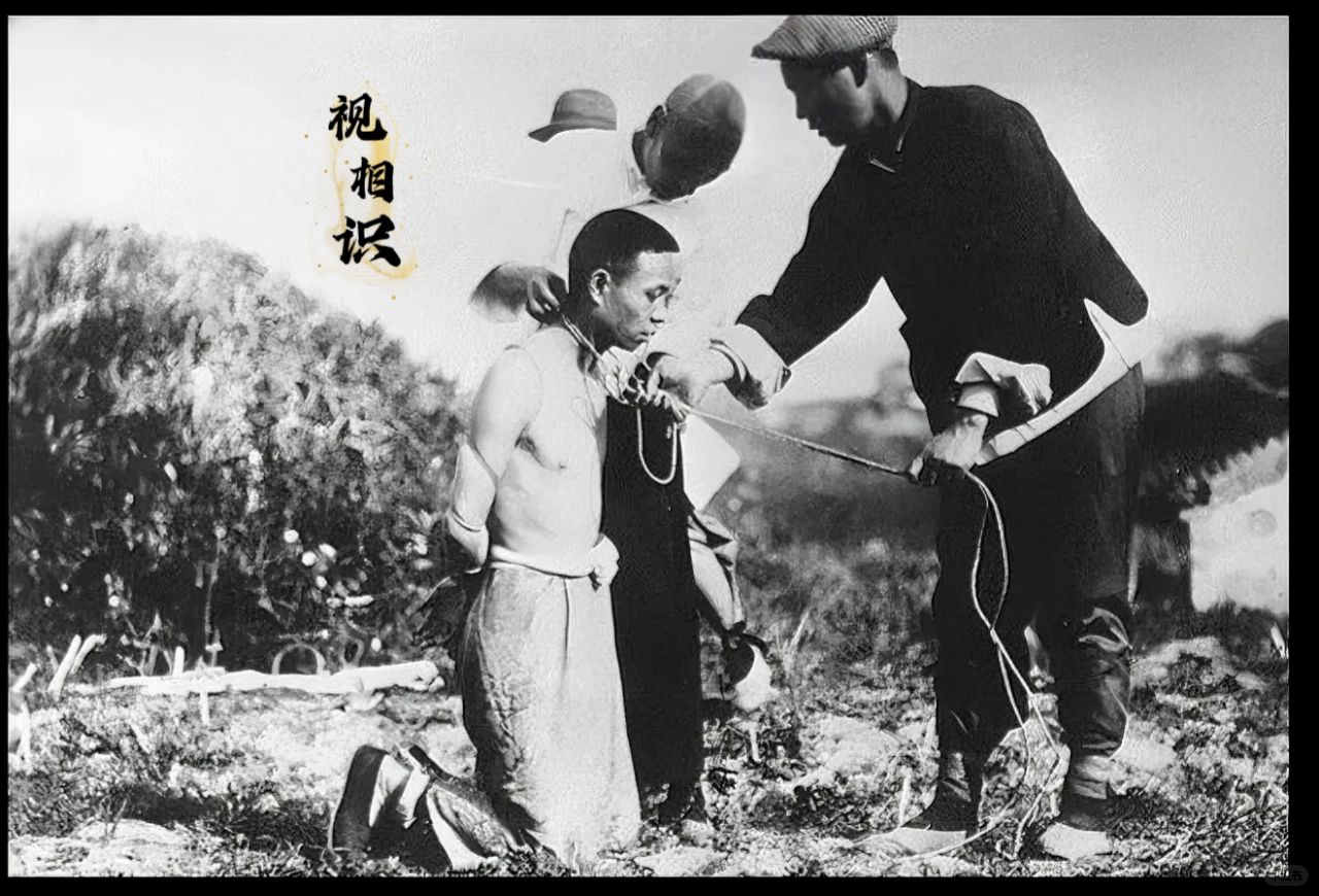 1940年，一名抗日义士在被杀害前，留下的照片，镜头中他被除去了衣物，强迫跪在地...