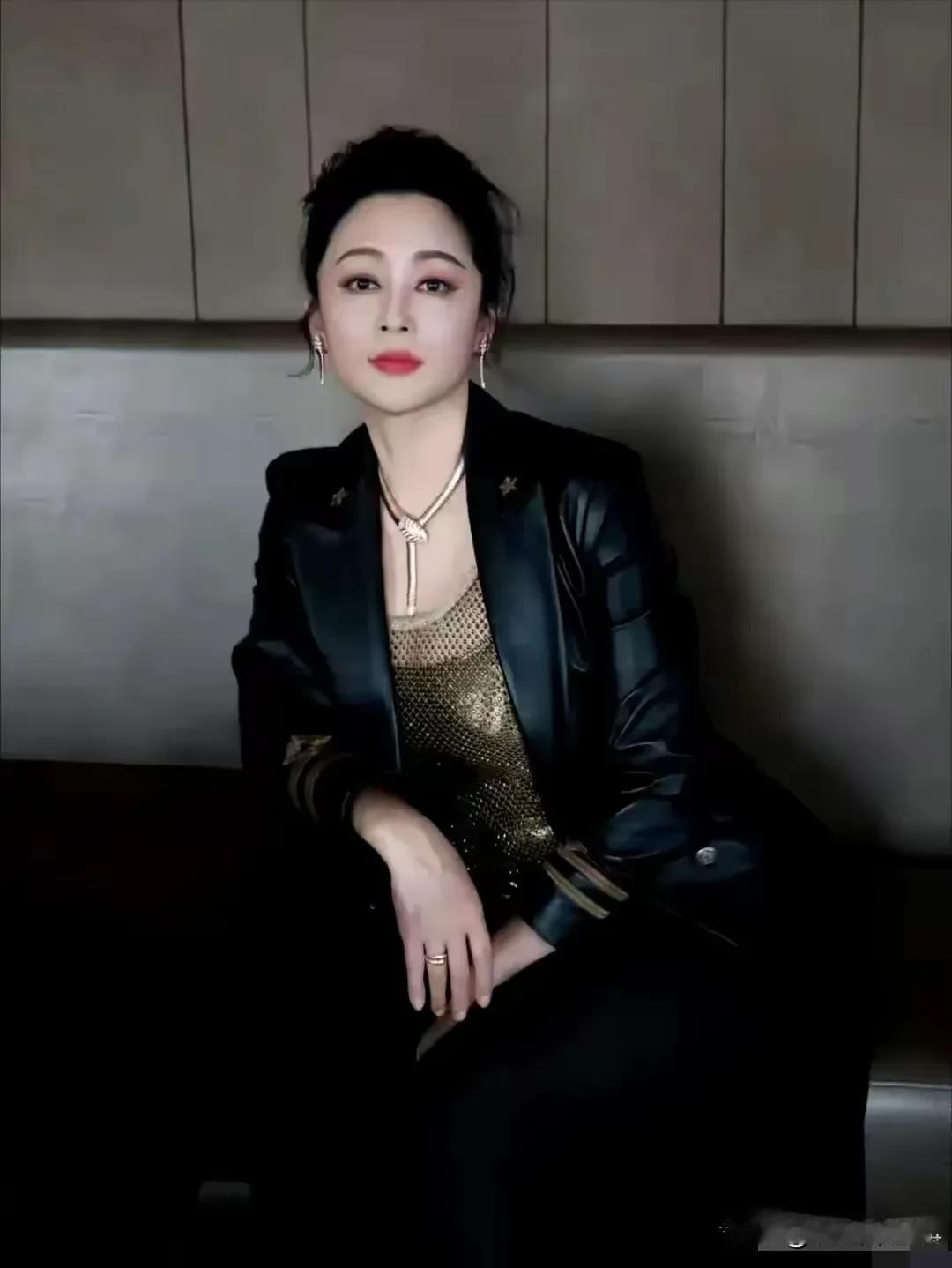 看到这张女人脸，你敢相信她已经56岁了吗？
她年轻的时候确实很漂亮，要不然也不会