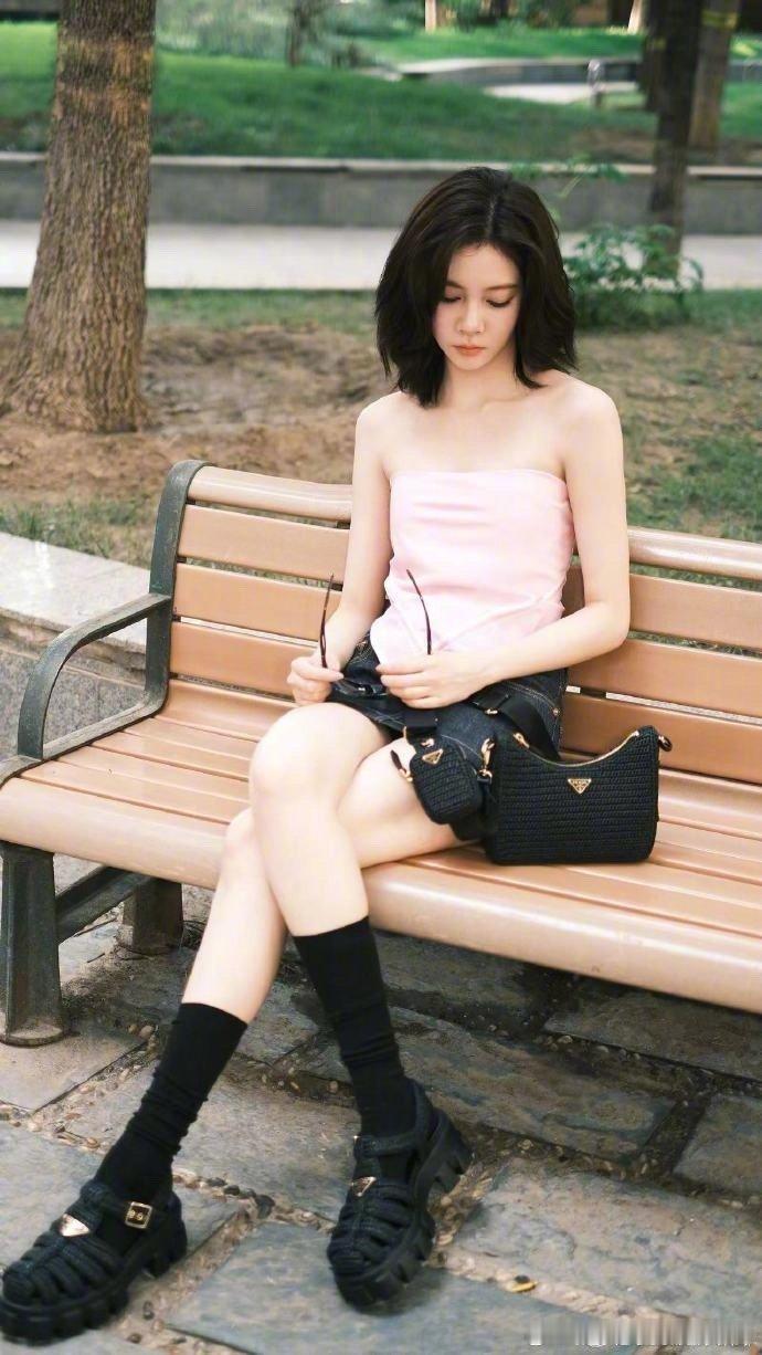 #宋妍霏穿的好大胆# 宋妍霏真敢挑战，丝巾当背心，黑丝袜相伴，这独特穿法你给多少