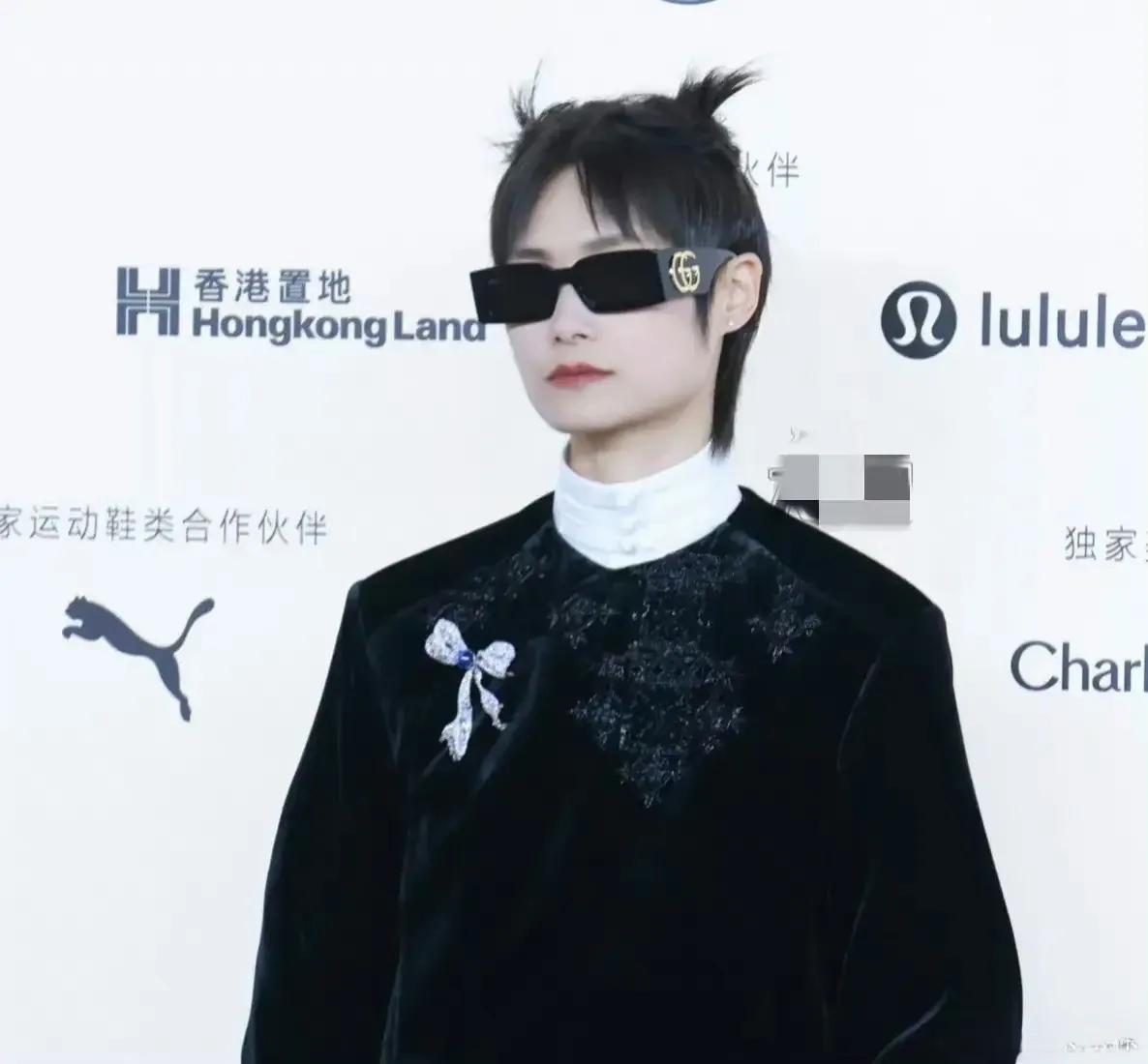 能把红毯走的这么随意的也只有李宇春吧！

看看李宇春的红毯，不得不让人刮目相看！