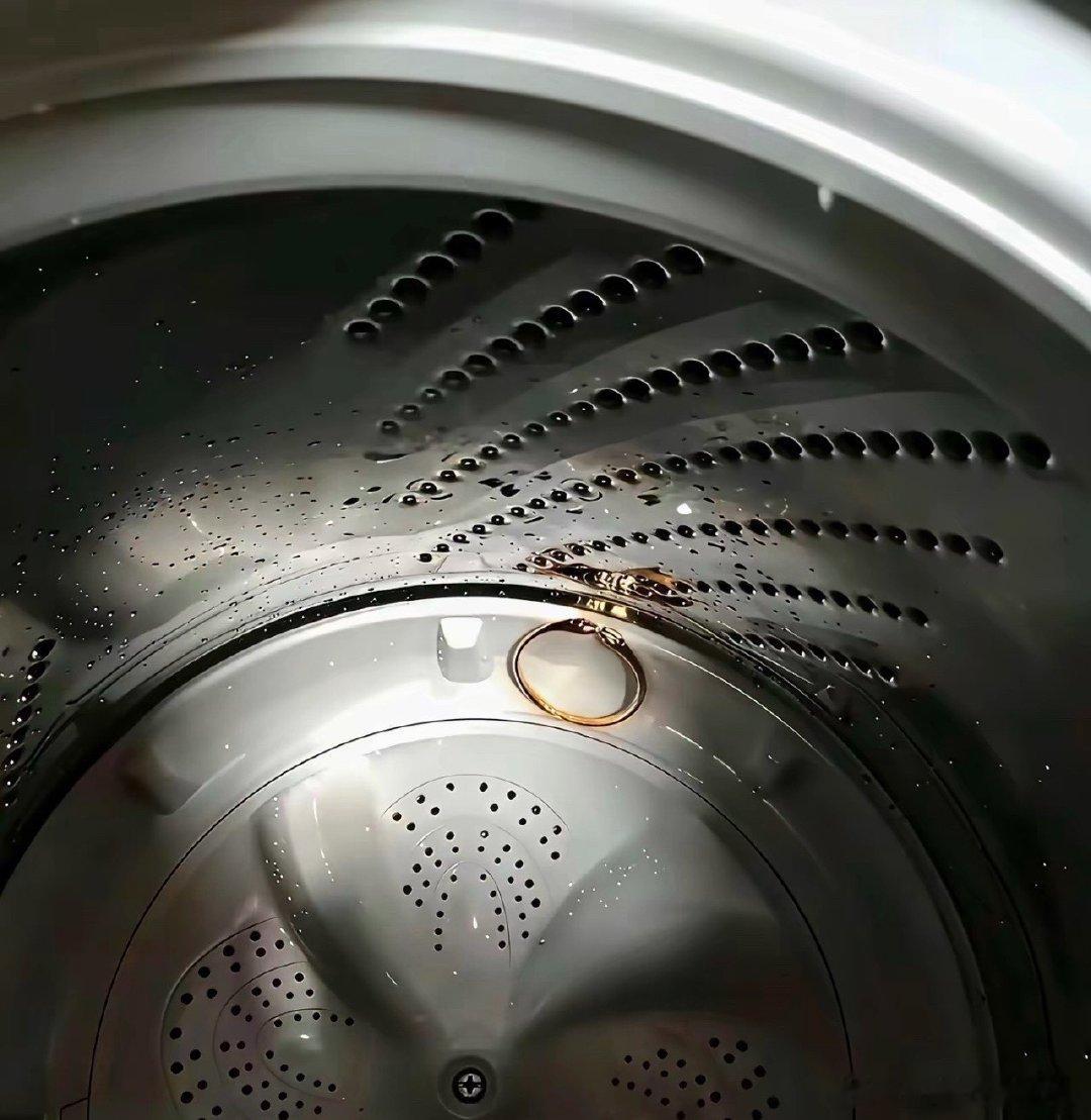 酒店洗衣机发现的，可以捡吗 