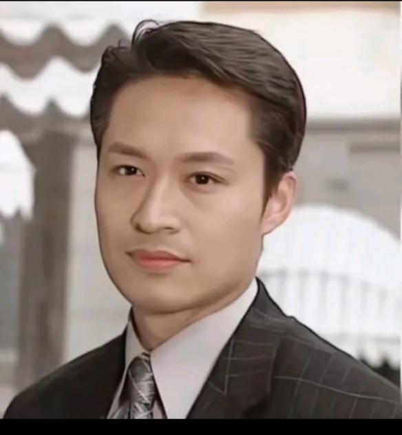 很多人可能已经把他忘记了，曾经也是一代人心中的梦中情人，男神级的人物，曾经也是琼