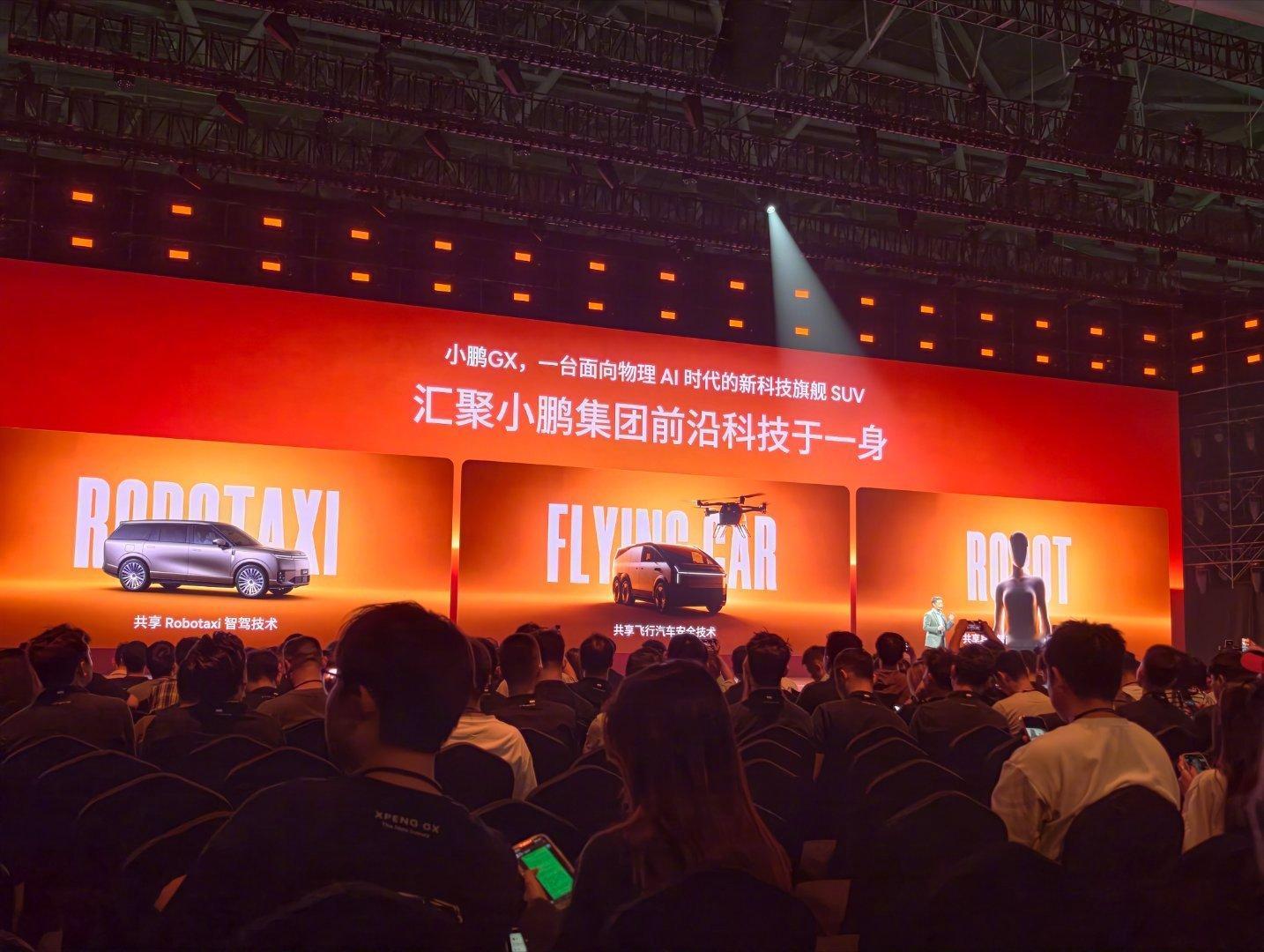 小鹏GX，作为面向物理AI时代的全新科技旗舰SUV，凝聚了小鹏集团最前沿的技术积