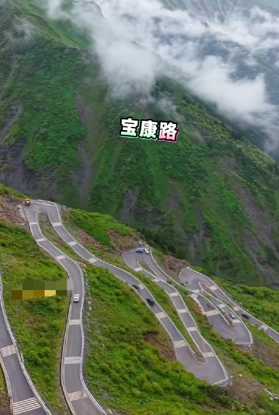 宝兴中巴车坠崖事发路段，中岗村灯笼村“挂壁公路”，弯、陡、高，当地村民透露，刚下
