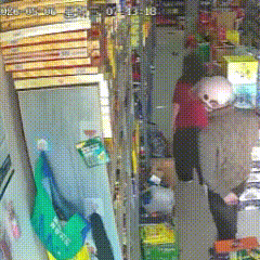 男子戴头盔超市偷货，趁店员介绍商品偷偷藏赃，监控全程拍下太丢人！
监控画面清晰记