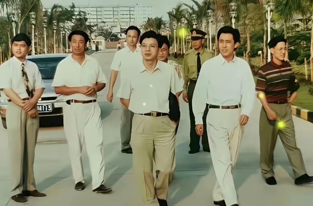 当年的许家印一表人才。