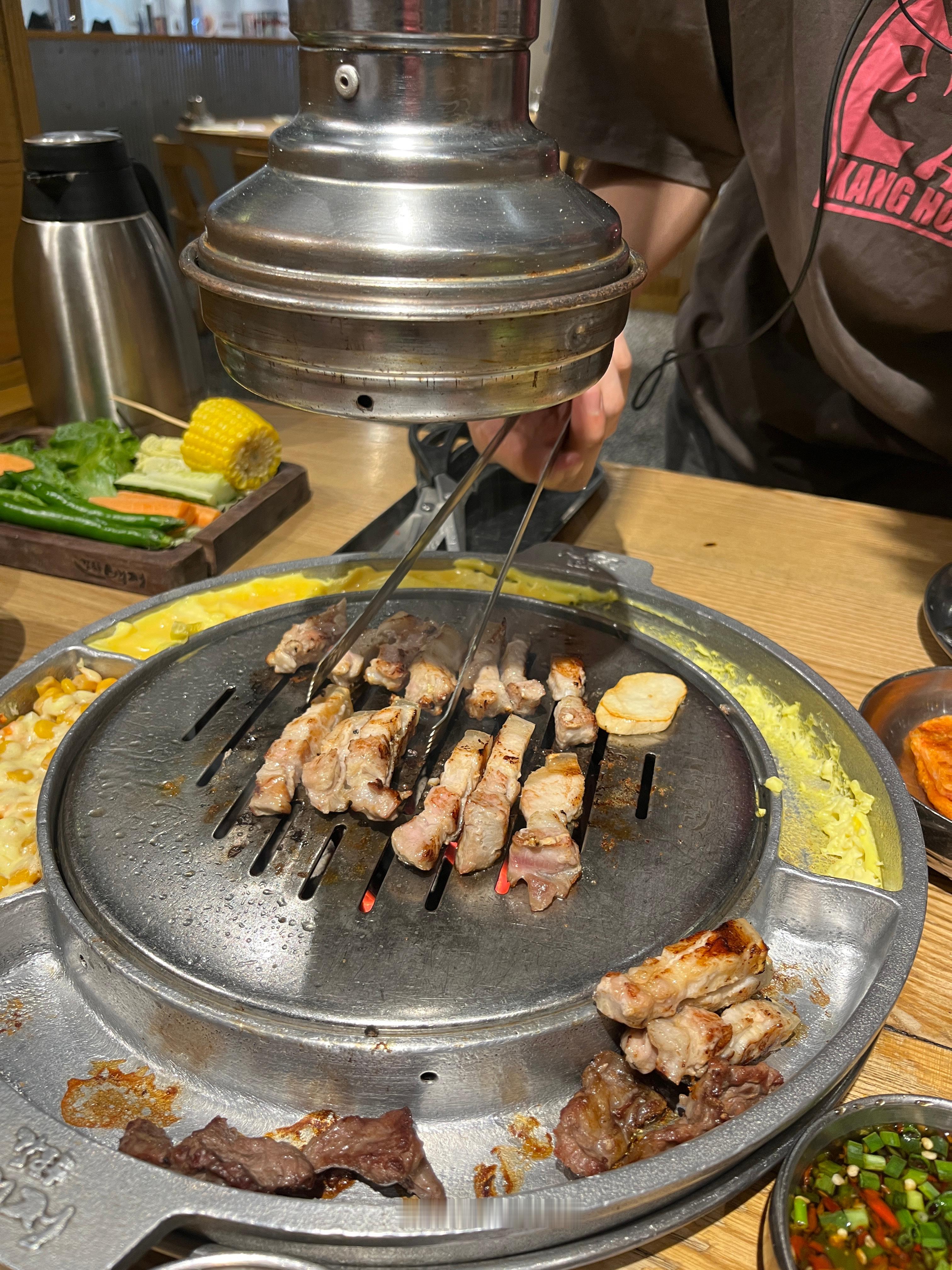武汉目前吃过最好吃的韩式烤肉，主要最喜欢它家的泡菜，真是酸辣咸特别合适，每次都来