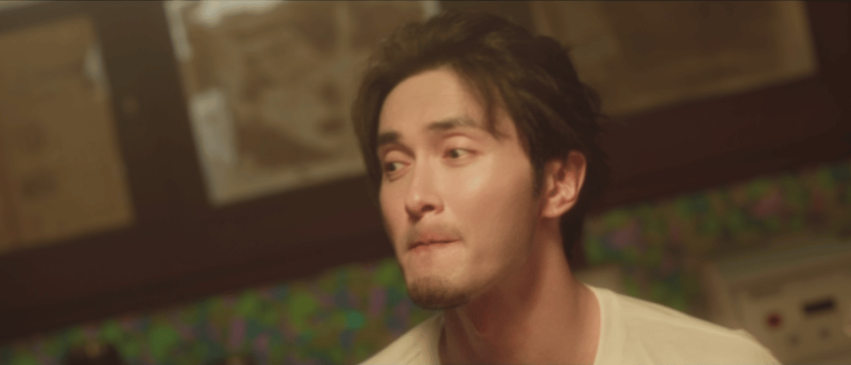 第一次在现代剧看到高伟光留长发 第一次见高伟光现代剧留长发，随性小卷发加小胡子，