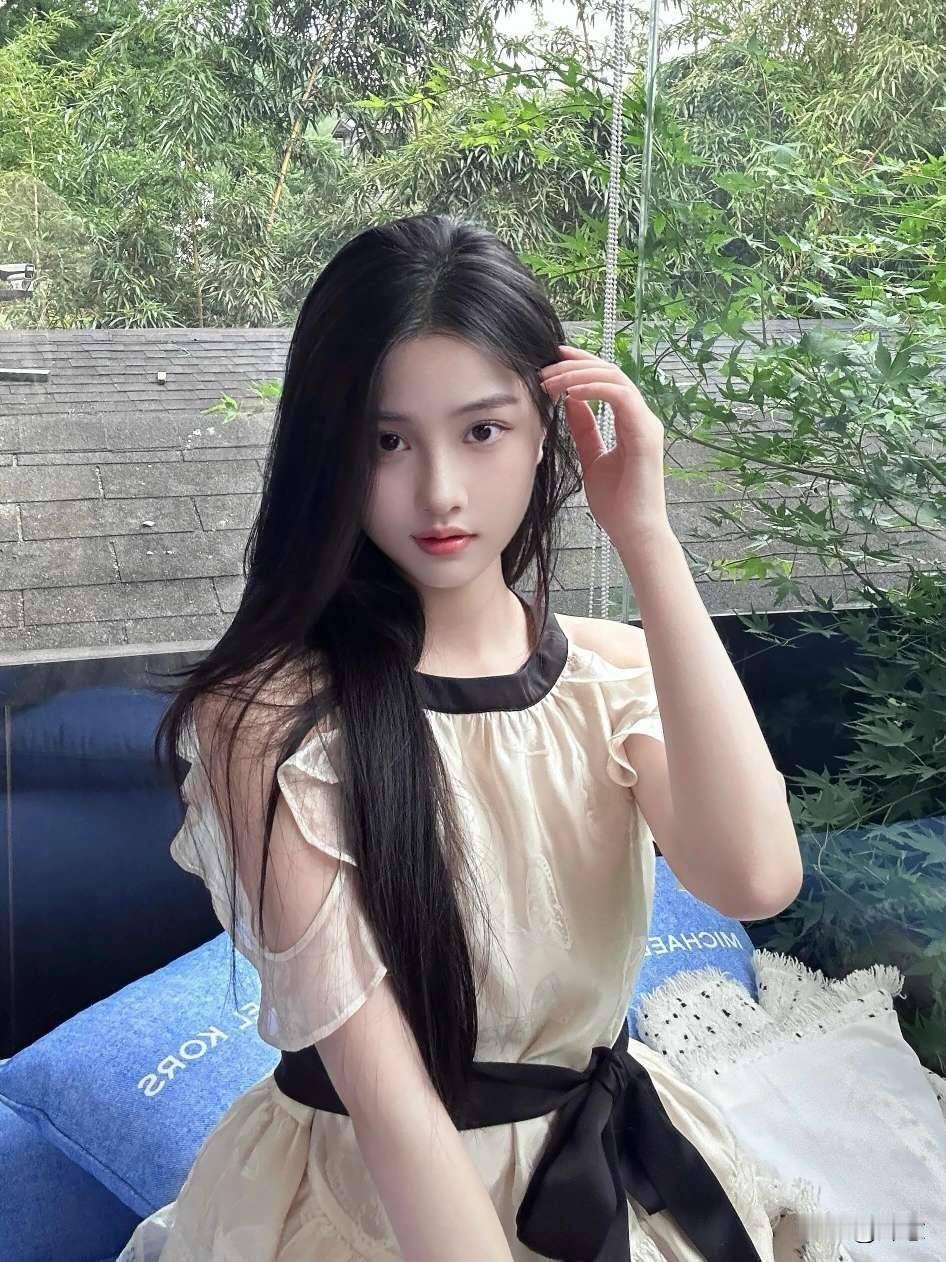 夏日清新少女风，自然光线下，优雅迷人。怎样穿搭知性又显身材?