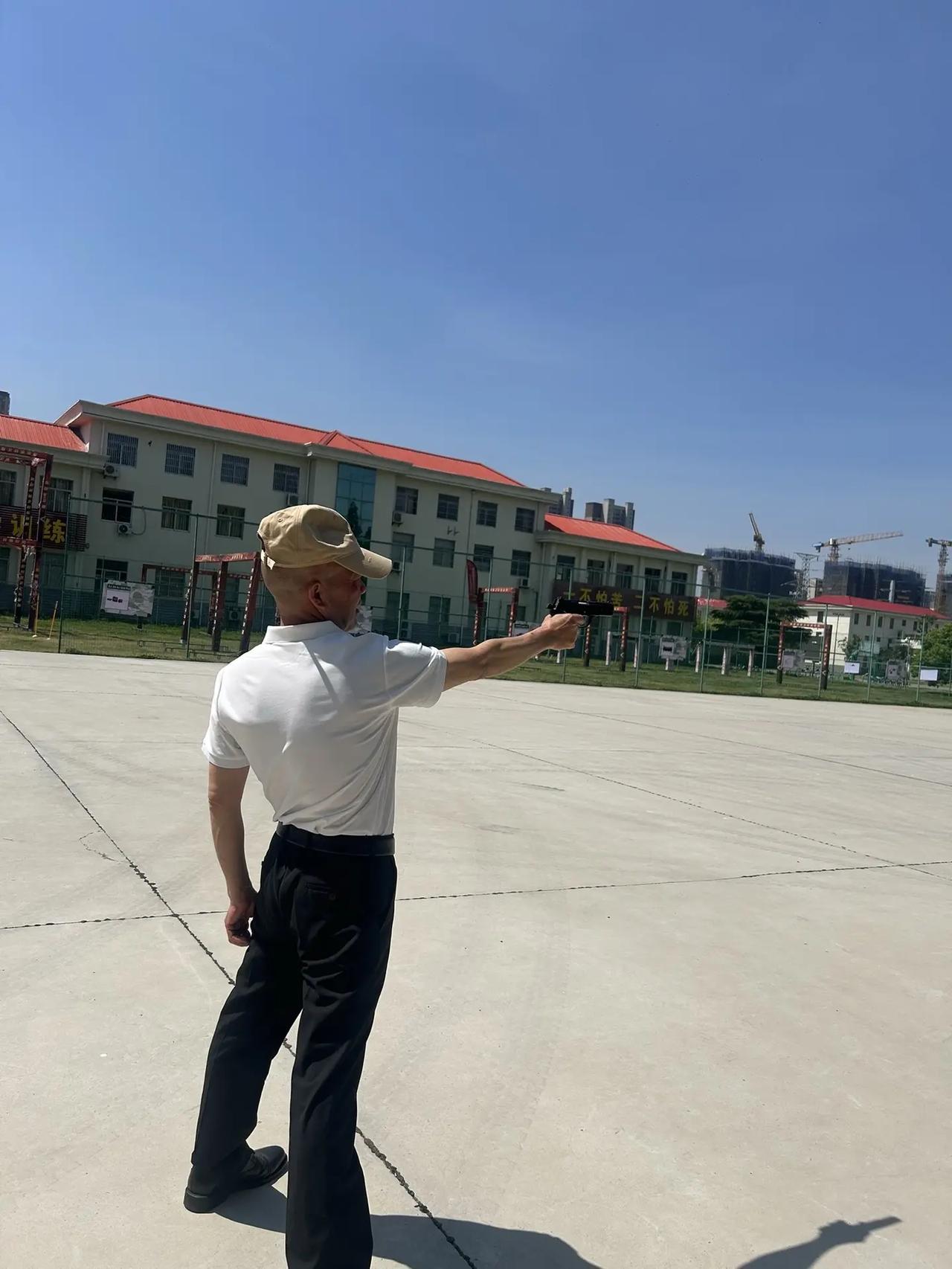 一次军营行，一生国防情。把闹钟调成了'起床号，把生活过成了'直线加方块，迷彩服不
