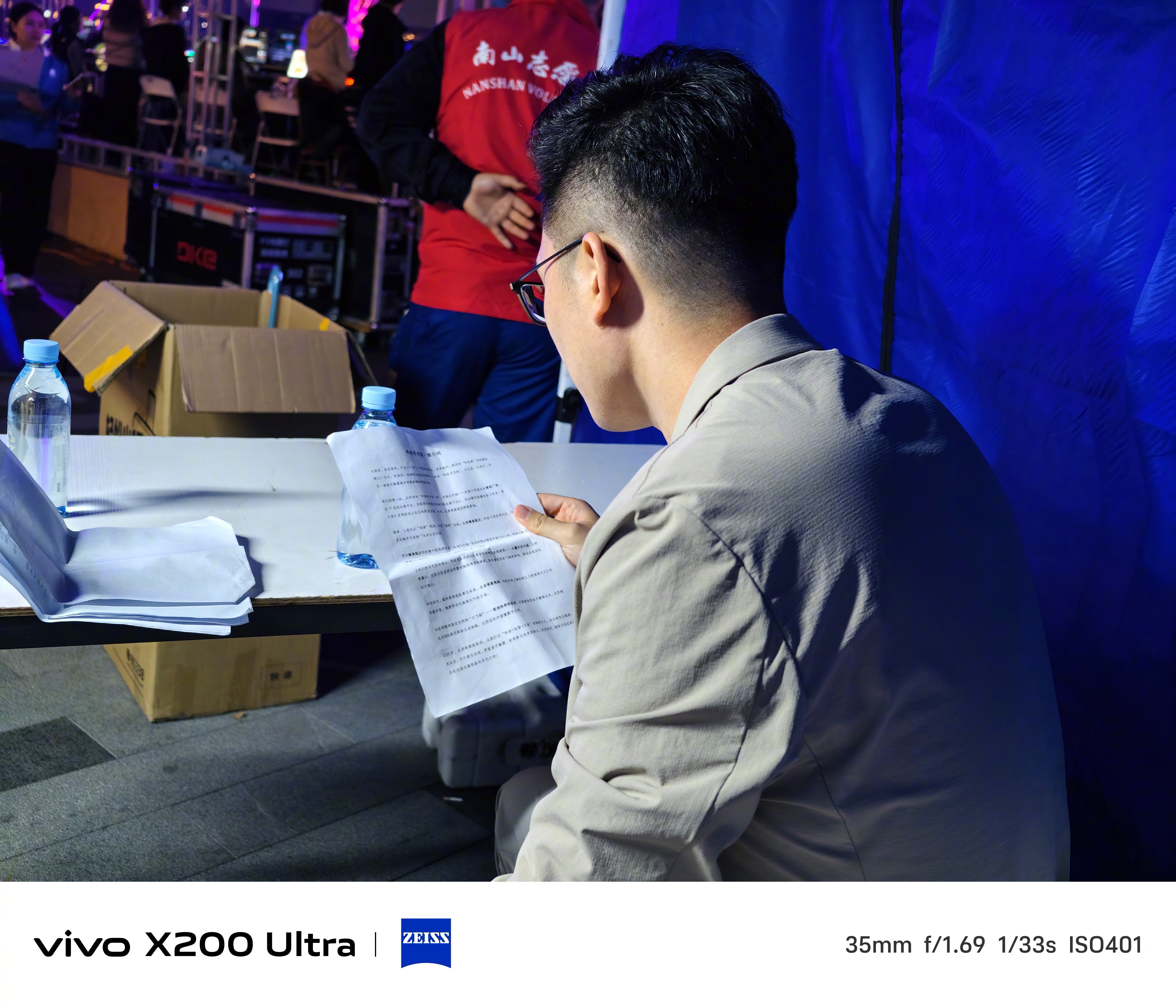 今晚的三小时虽短，却满满当当：群访、与央视主持人搭档直播，再到登台推介深圳的“科