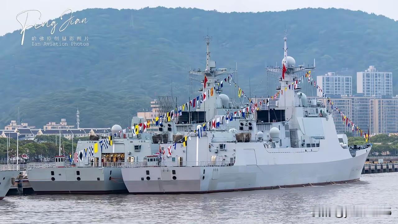 它们同框时：看新老两批次的052D有何差异！
158号宿州舰和154号厦门舰并排