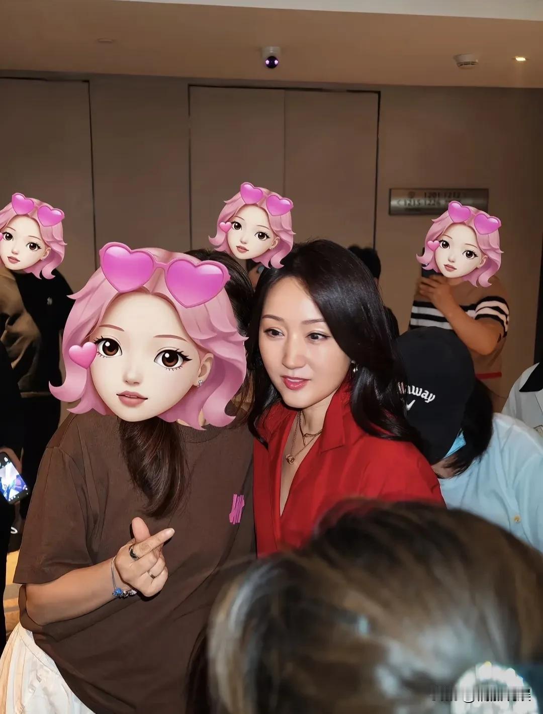 54岁的杨钰莹现身山东济南演出，果然是我们七零八零后的偶像啊，颜值和实力都经得起