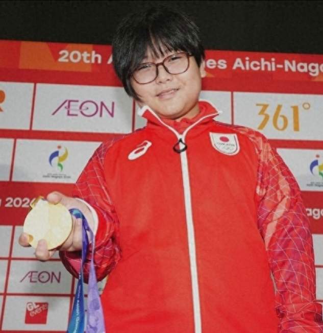 11岁小学生亚运夺金！10比2碾压韩国国手，领奖台一句话萌翻全网