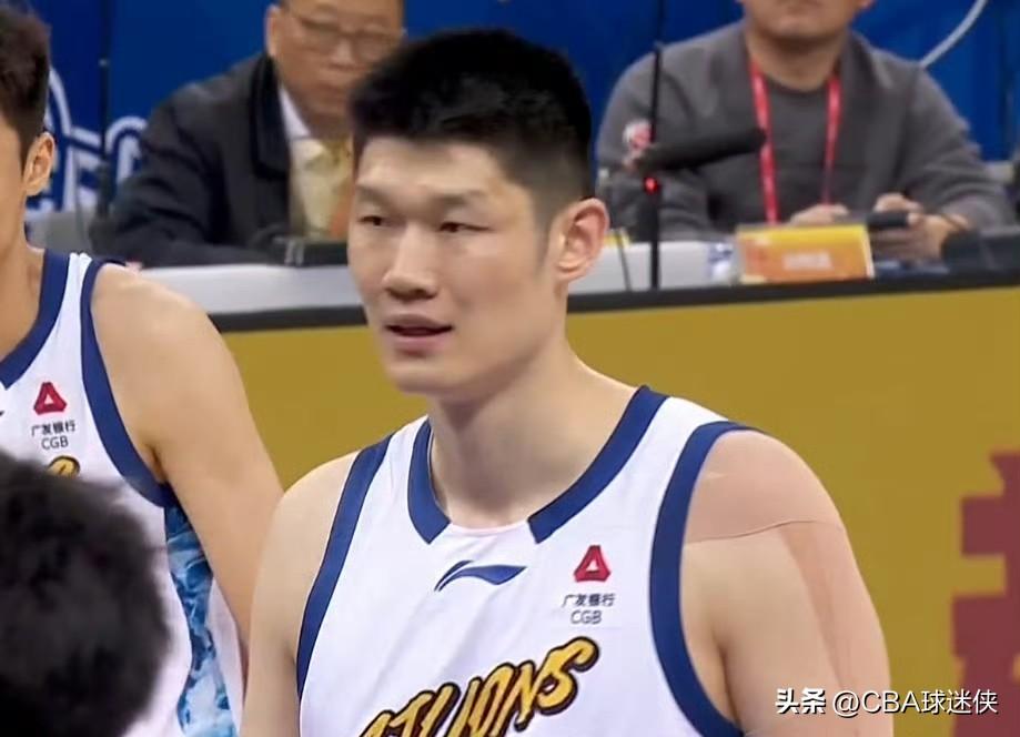 太狠了！胡金秋这效率简直离谱！半场13分钟轰下22分，11投9中，这哪是打球，这