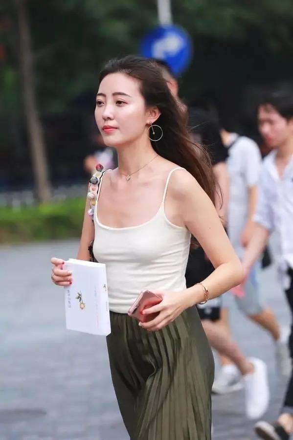 中国5大美女聚集城市，如若生活在这些地方，幸福感直接爆棚：

5.浙江杭州，苏杭