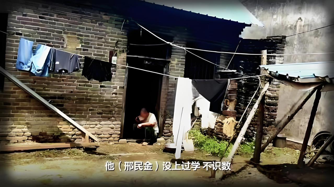 60岁低保户莫名背上20万贷款，看到这个新闻真的气笑了！银行为了完成任务，居然让