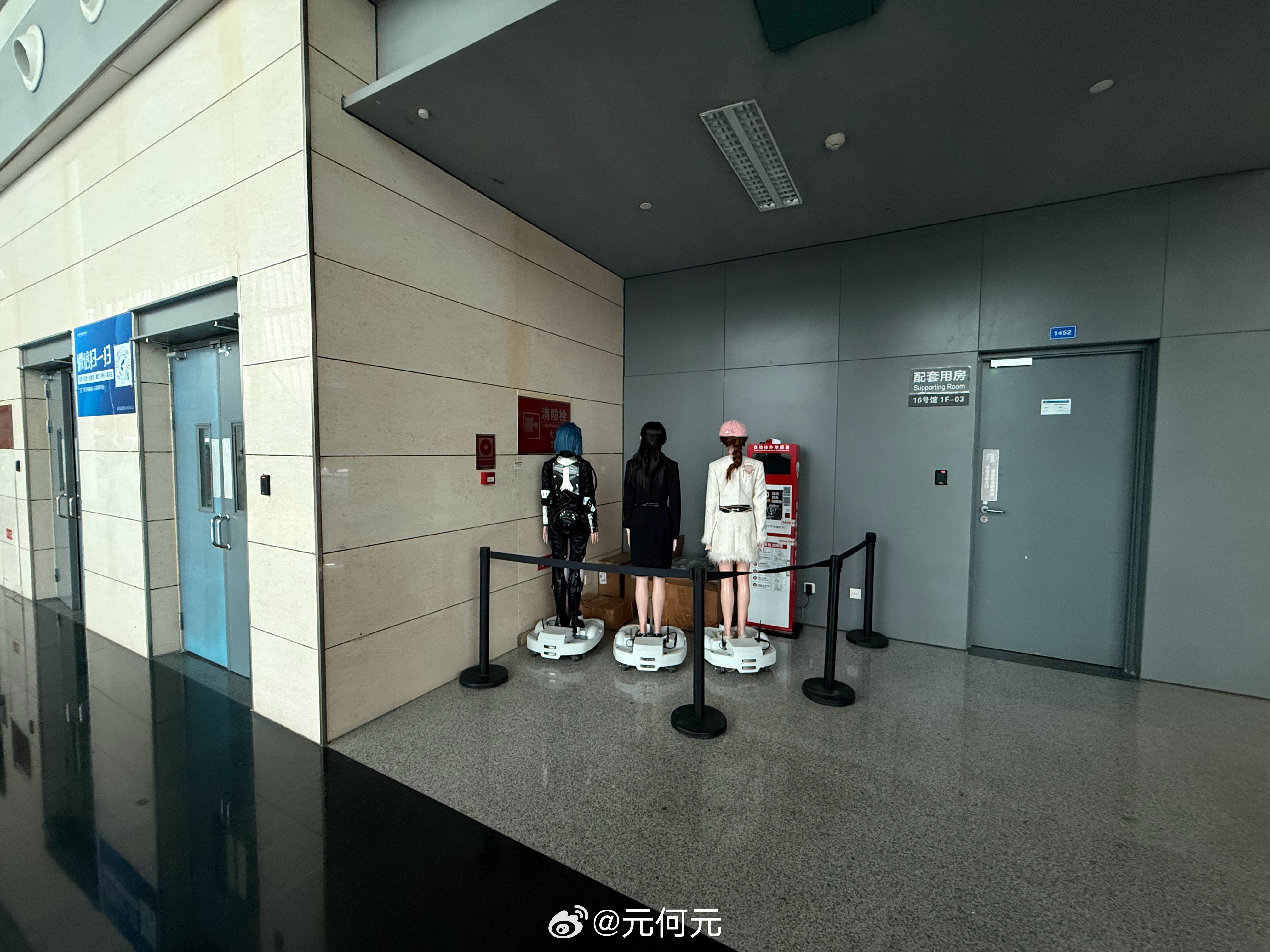 场馆里面我离老远就看见三个人为啥一直面壁，结果是三个假人……这要是晚上看见也够害