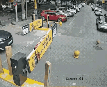 这石墩子放的真是个人才
打的还是套组合拳呢，先是门禁栅栏挡住你的视线，把石墩子挡