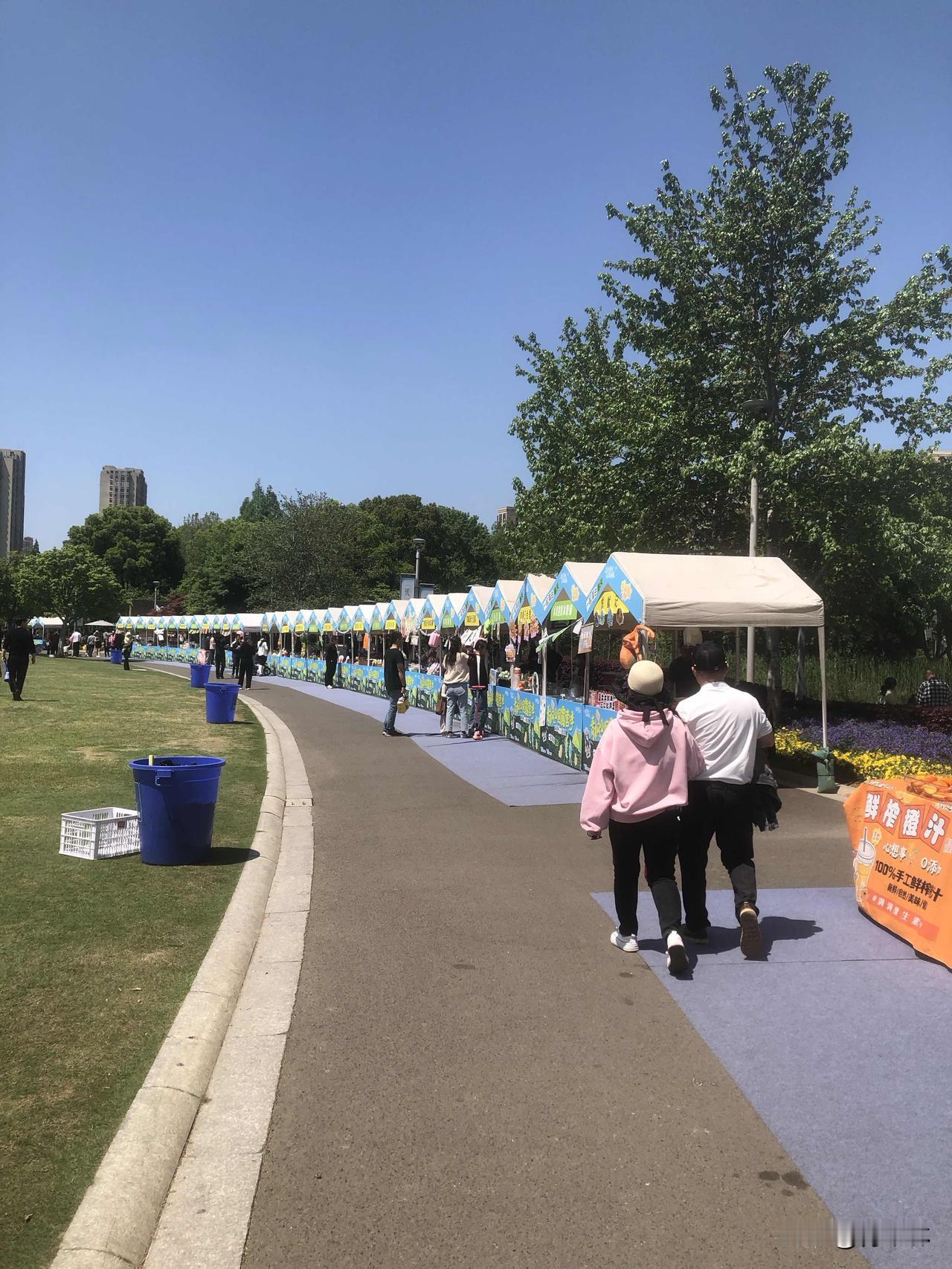 晒出你的本地生活周末的天气晴好，青枫公园里真热闹！露营季的大草坪上，帐篷挨得密密