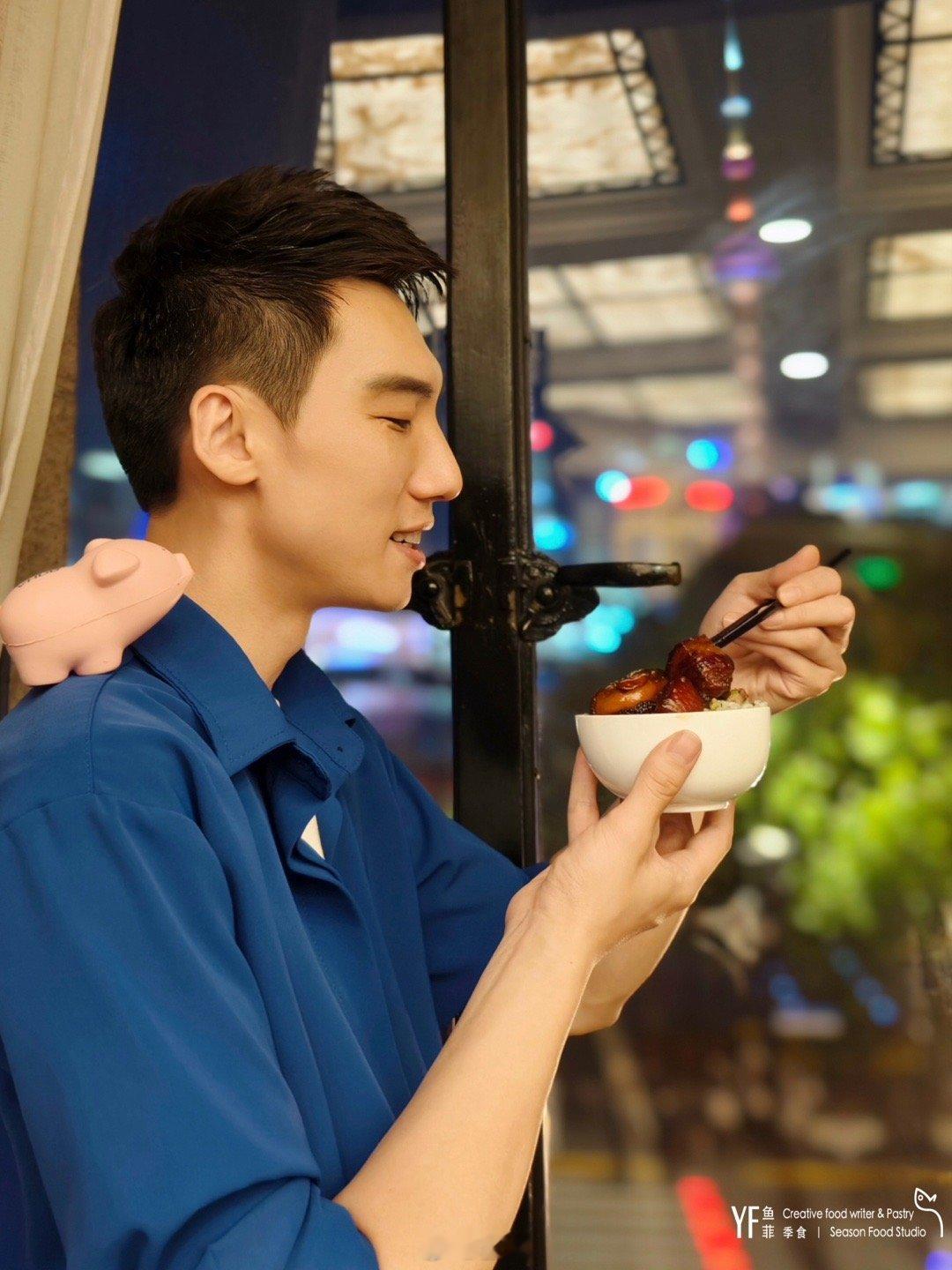 平日和家人朋友聚餐颇多，我常会选世界不同地域的食材烹制料理，来体验不同的风味。最