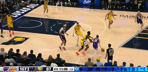 乃父之风！布朗尼这记扣篮很霸气！
在今天NBA常规赛湖人对阵步行者的第四节比赛初