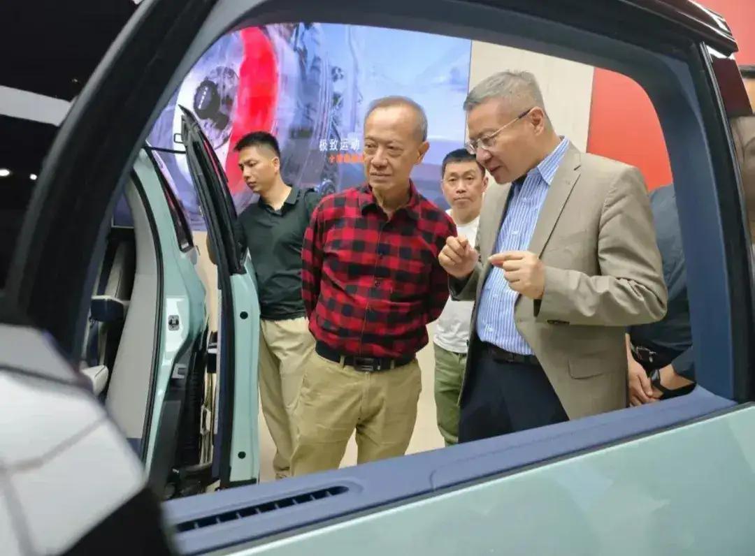 张维为教授在参观车企时展现出的态度是：当自己对某个专业了解不多时，参观过程中就要