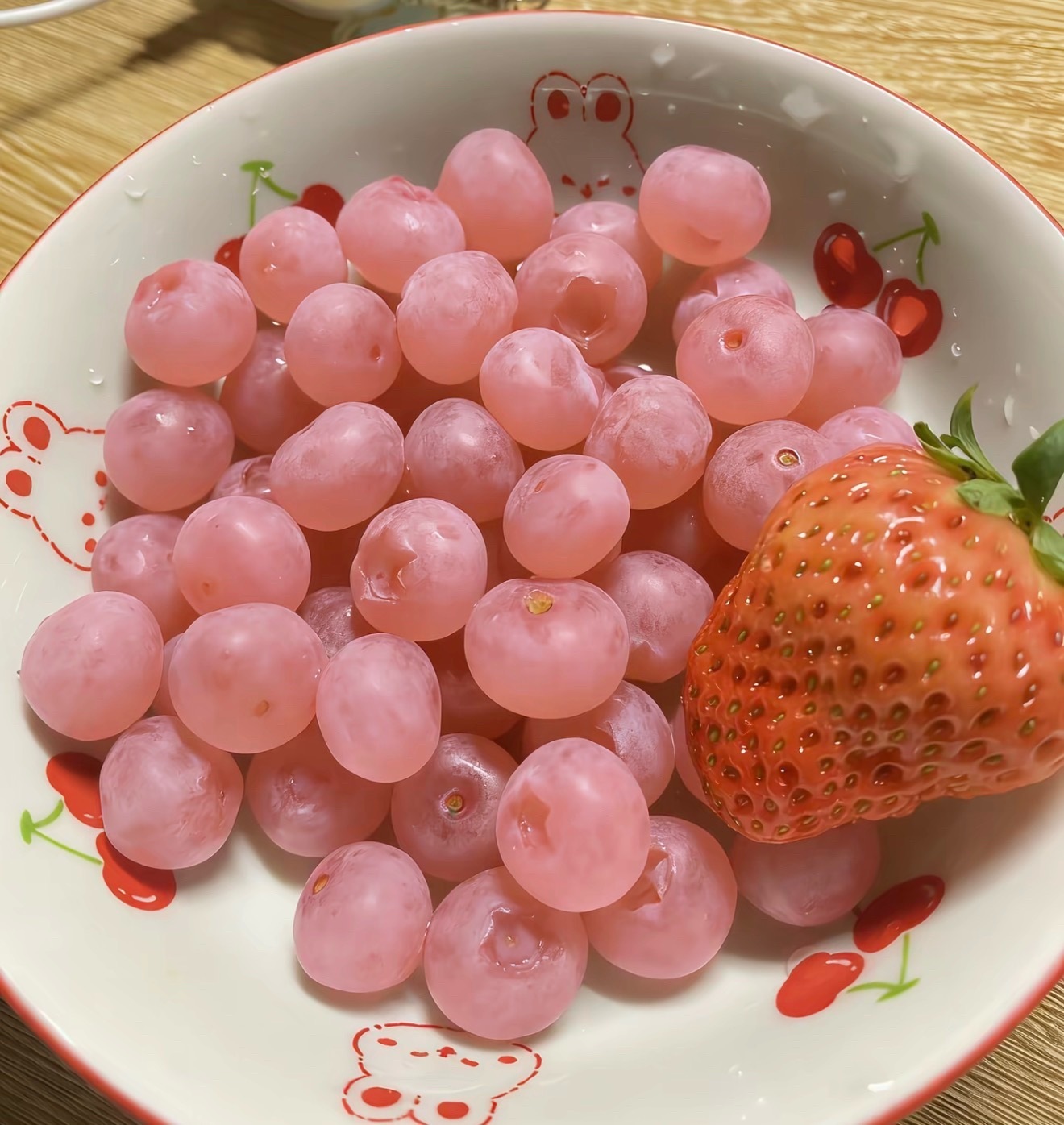 粉色蓝莓，原来是真有这个东西啊，第一次看的时候我以为是P的呢我们土狗就是这样的…