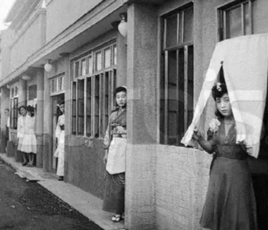 1942年，一个日本士兵在慰安所，正准备接受慰安妇的服务。可是，当他脱掉衣服后才
