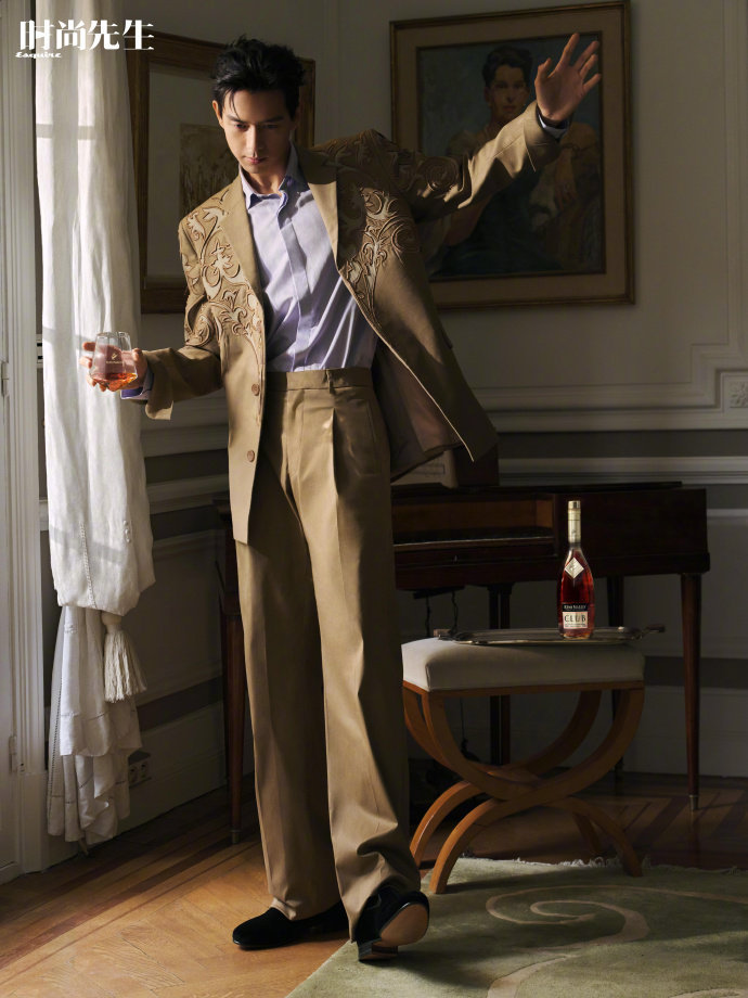 #李现腮红# 登封《时尚先生》六月刊，帅哥和腮红微醺妆适配度太高了#李现[超话]