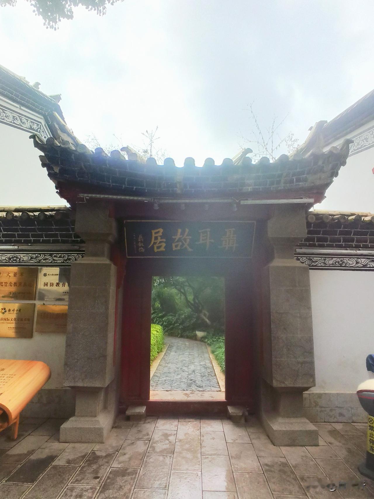 著名音乐家聂耳是玉溪人，玉溪有聂耳故居、聂耳广场、聂耳公园等纪念设施。被称为“玉