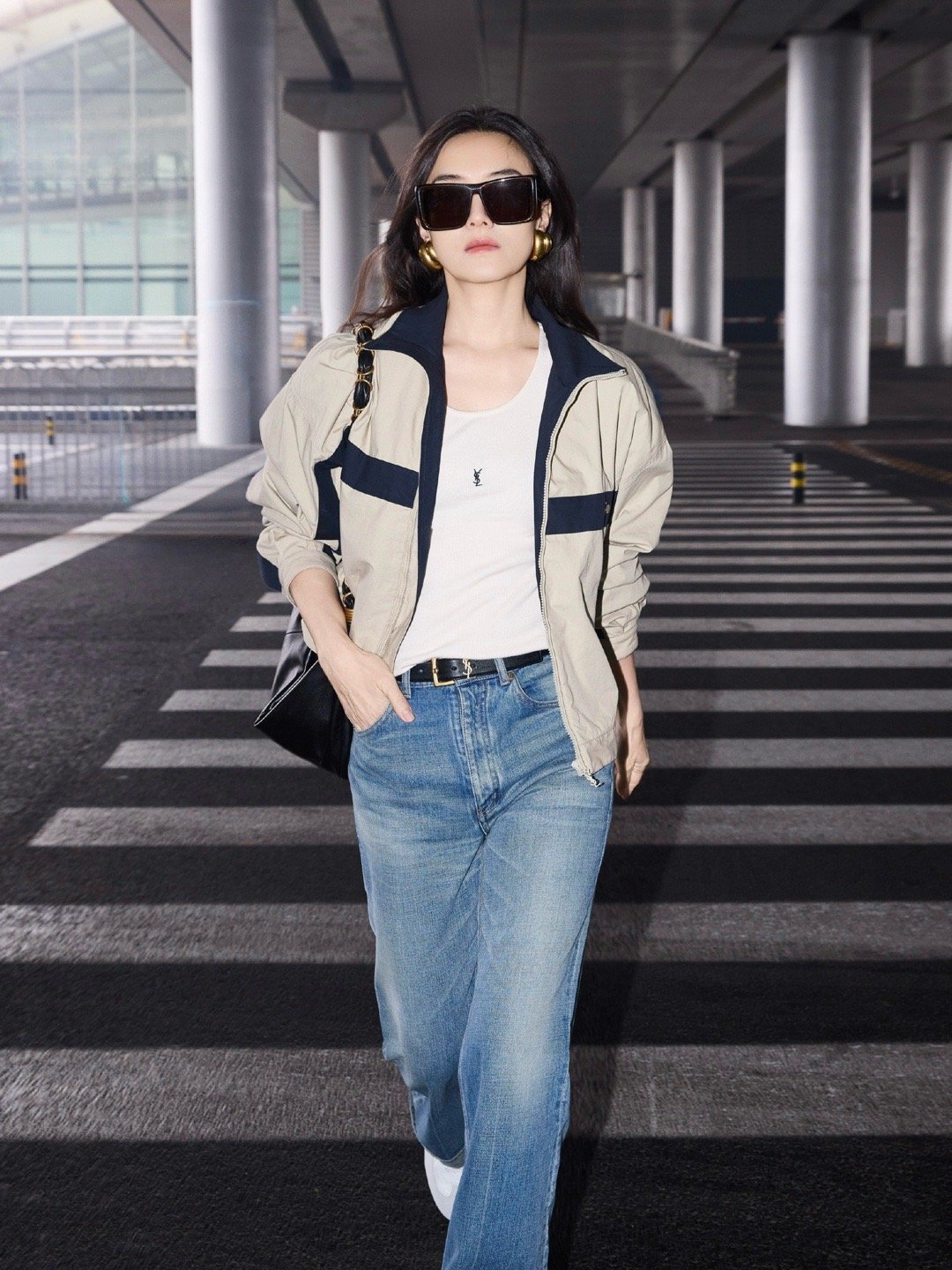 宋佳巴黎时装周出发路透 宋佳出发这状态真的封神了，松弛自信慵懒随性，路透都能拍出