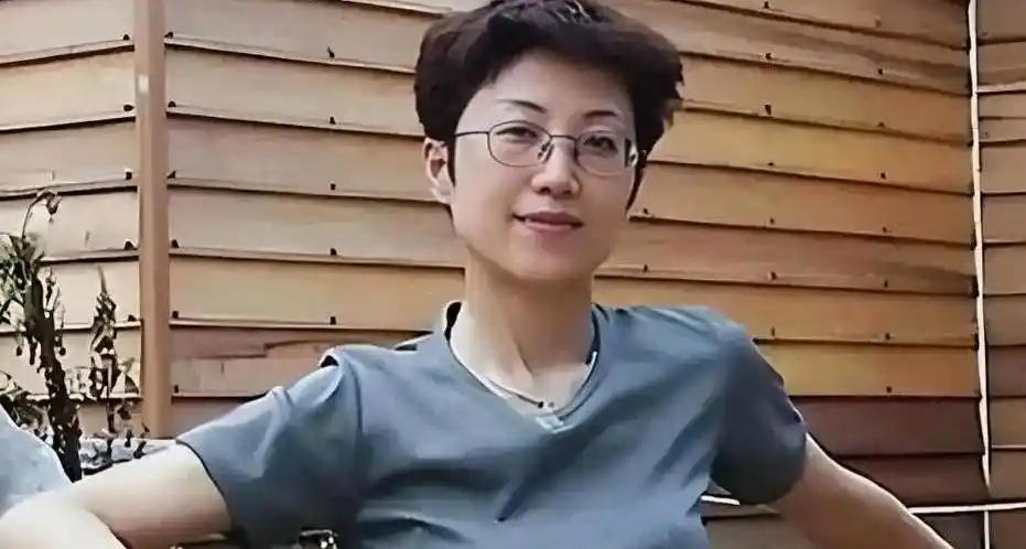 她持美国绿卡带着丈夫和5岁儿子回国探亲，返程在北京首都机场准备离境时，被国家安全