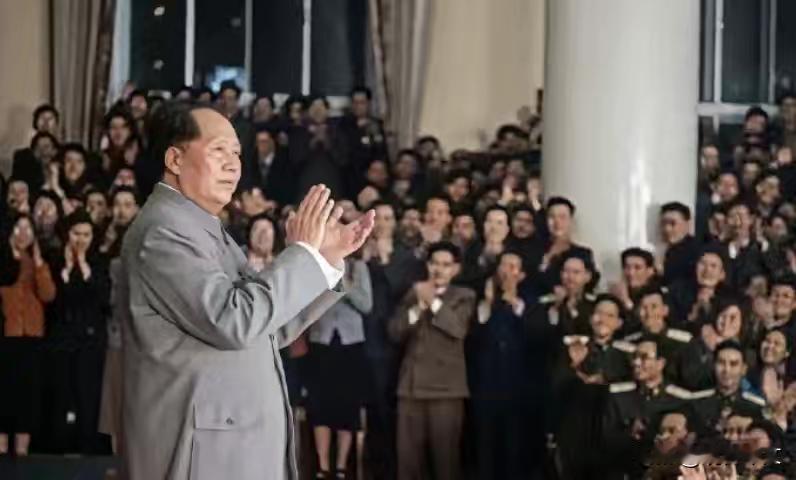 1957年，伟人在莫斯科大学与中国留学生见面的老照片。伟人说：“世界是你们的，也