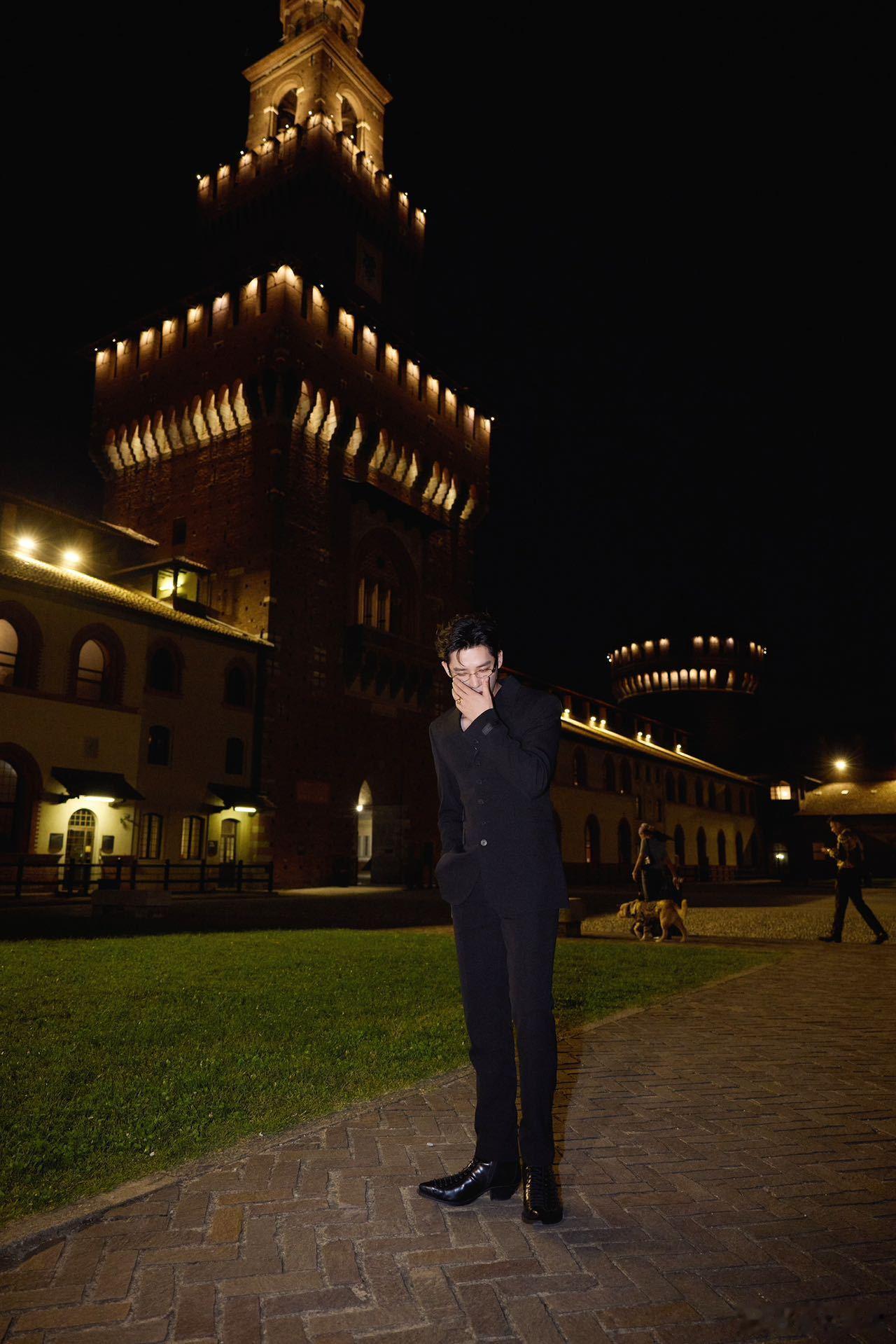 #王安宇优雅矜贵公子既视感##王安宇v领黑西#王安宇的米兰时装周之行，v 领黑西