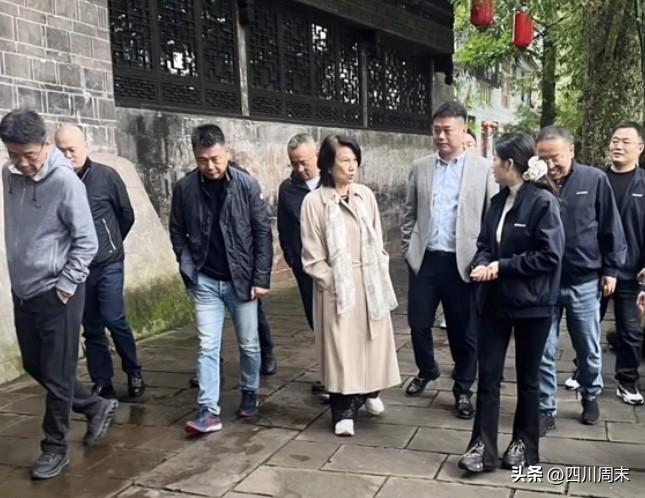 2025年10月22日，董明珠现身四川洪雅柳江古镇，目前，其访问目的和行程安排尚
