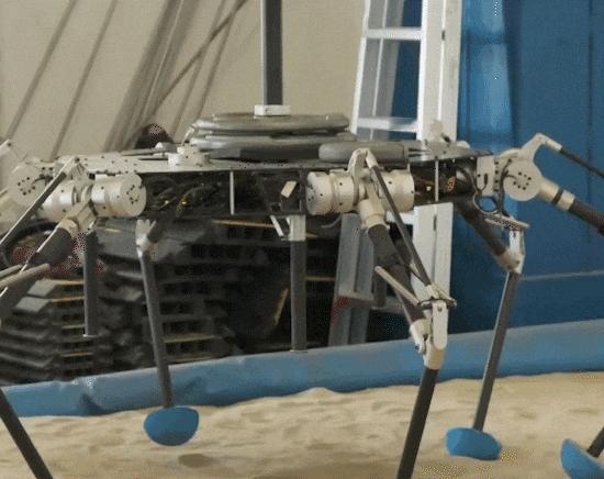 嫦娥七号任务飞跃器预计将进行3次飞跃探测，推进剂用完后可作为月面机器人继续腿式行