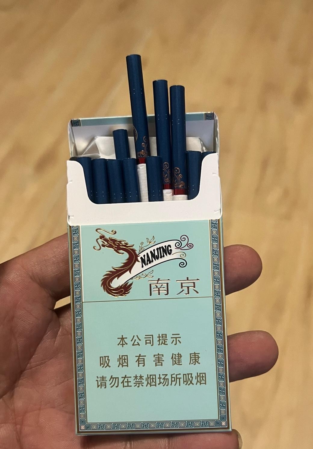 烟草人人喊打，连吸烟的人都喊打，但吸烟的人戒不掉。
发现南京这款香烟许多人在抽，