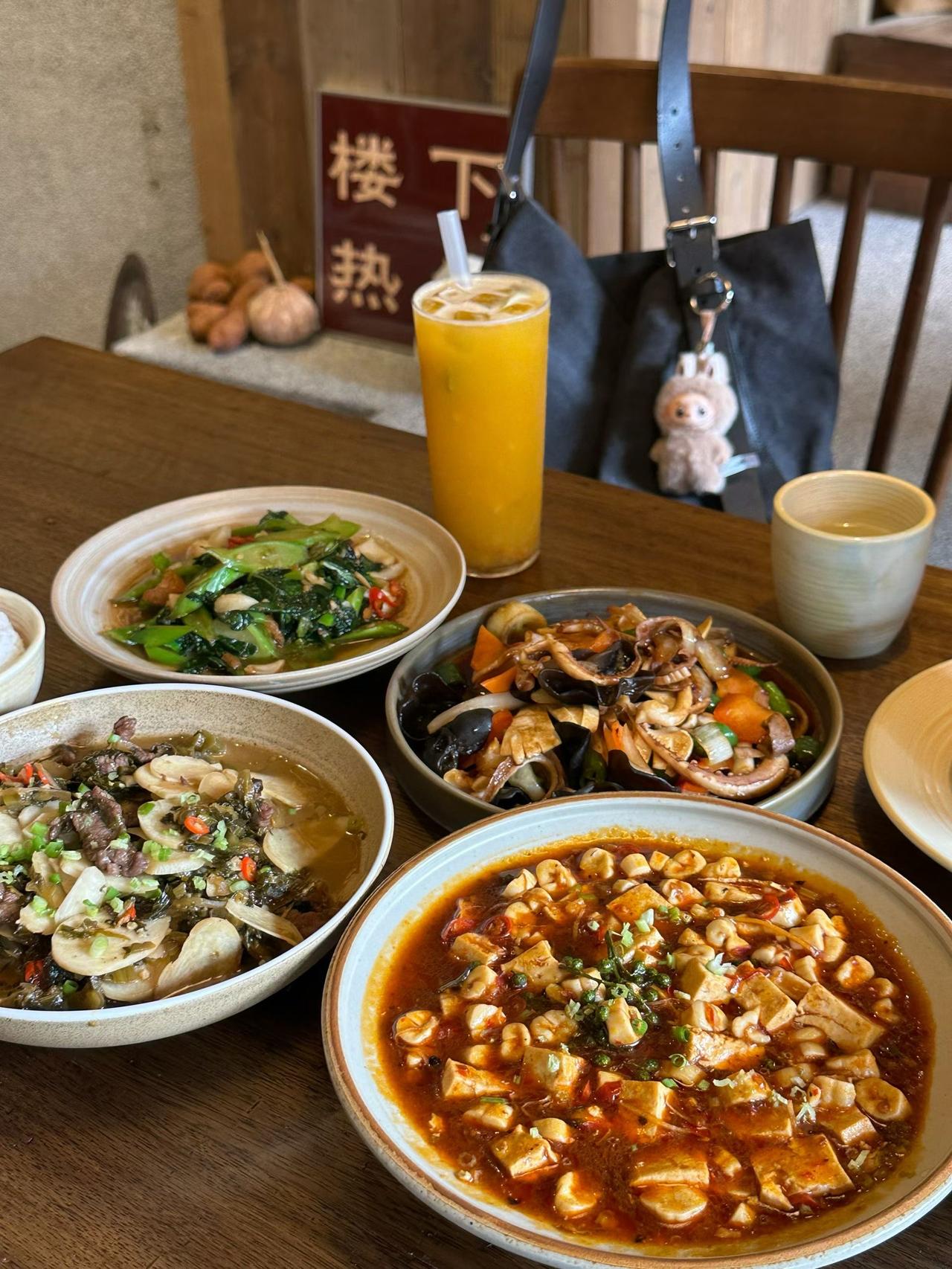 你会笑话那些吃完饭打包的人吗当然不会笑话。吃完饭打包不是小气，而是对食物的尊重，