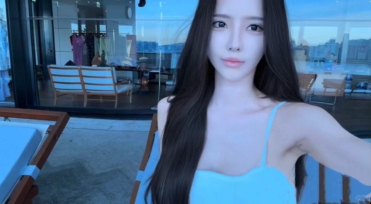 五官精致的兼职模特小姐姐，颈窝侧的浅涡像溪流绕出的小涡，在颈侧靠近锁骨的地方浅浅