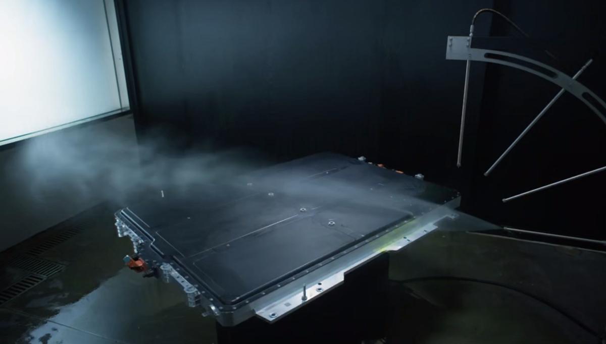 看完中国汽研的测试，我觉得华为巨鲸电池平台最厉害的地方不是“能抗多少度”“扛住多