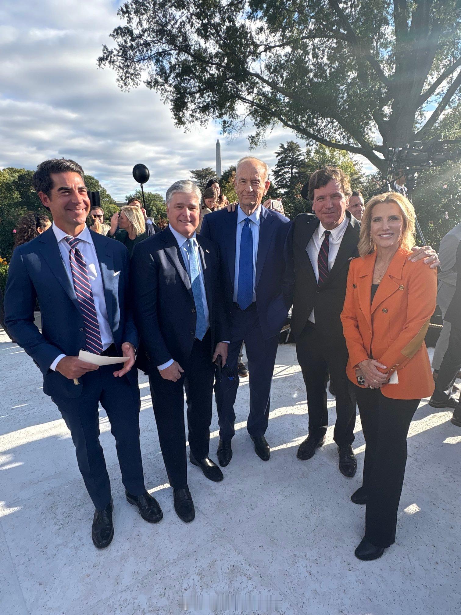 在白宫玫瑰园追授Charlie Kirk总统自由勋章仪式上的狐狸黄金档老炮儿。 